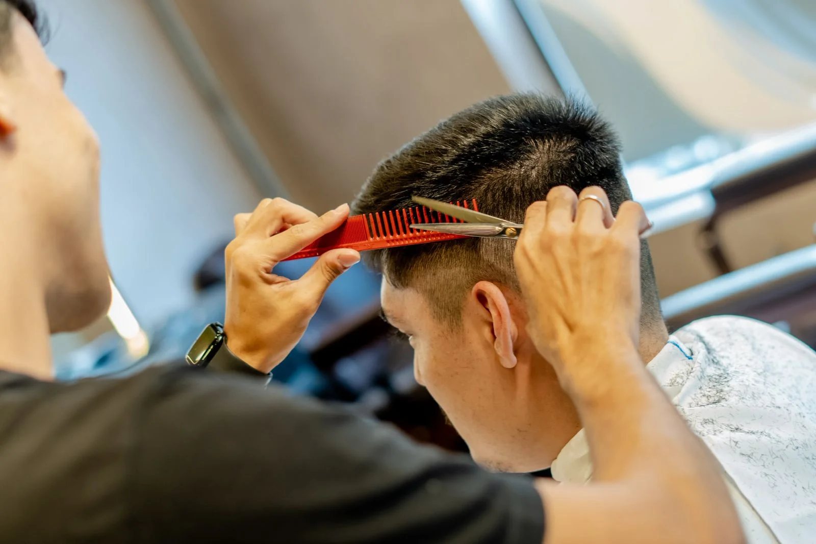 Detalhe do corte com pente vermelho