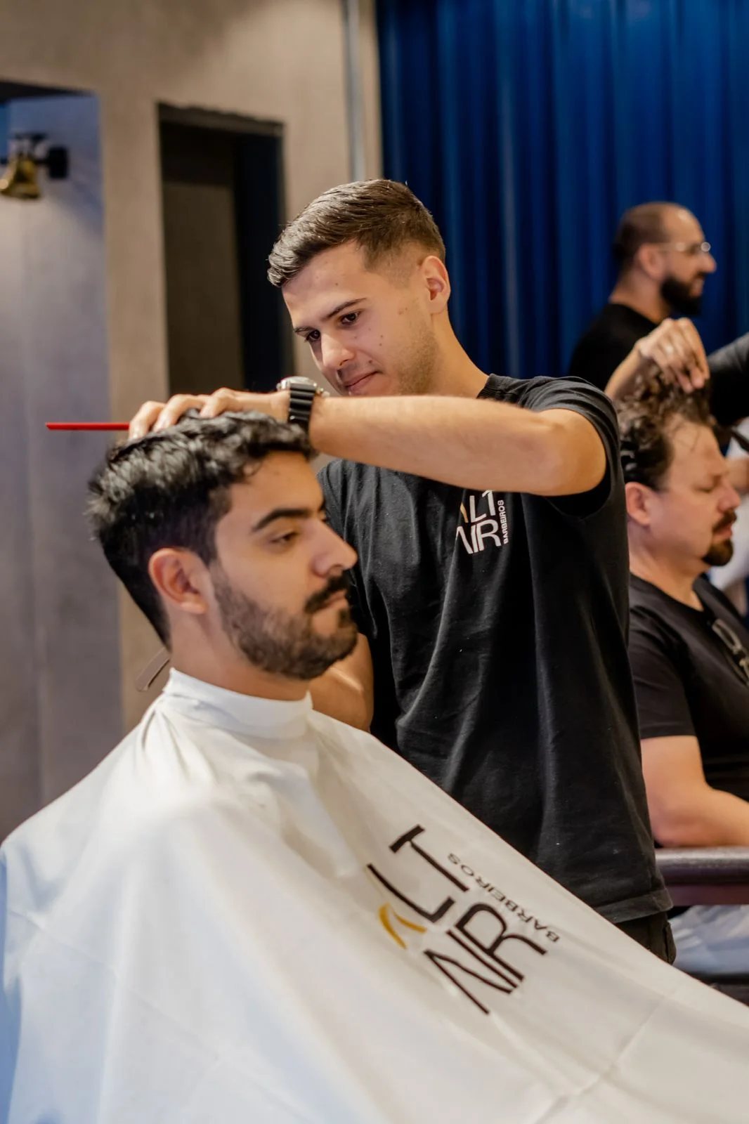 Barbeiro penteando o cabelo de um cliente